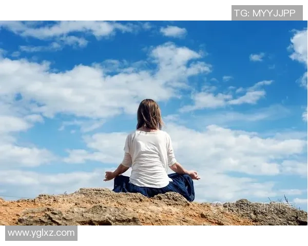 足球巨星们的休闲时光：摇椅上的片刻宁静与沉思